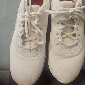 Nike Legend Essential Womens Work Out Sneaker